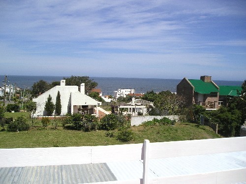 Moderna Casa en alquiler y venta, de líneas netas, en el corazón de La Barra.